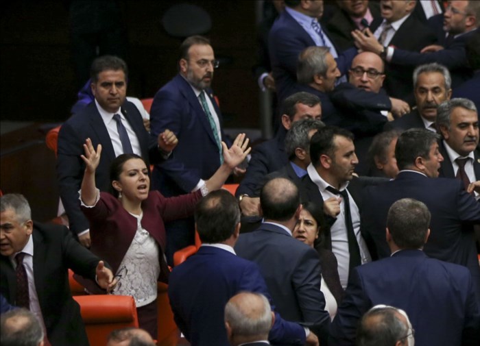 Küfürler havada uçuştu! Ak Partili ve HDP'li vekiller yumruk yumruğa kavga ettiler
