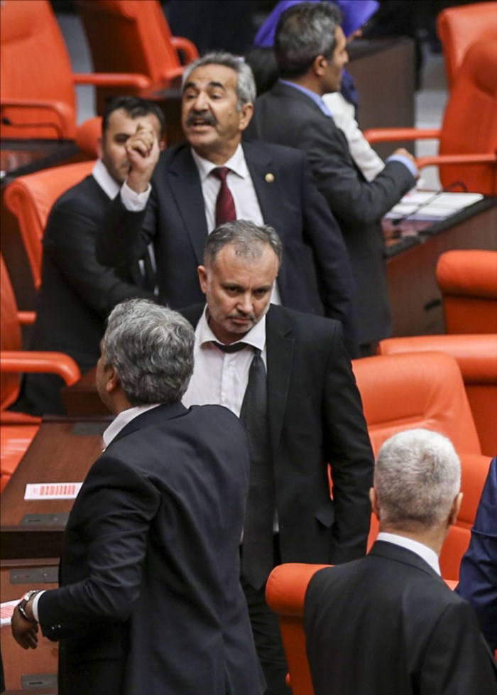 Küfürler havada uçuştu! Ak Partili ve HDP'li vekiller yumruk yumruğa kavga ettiler