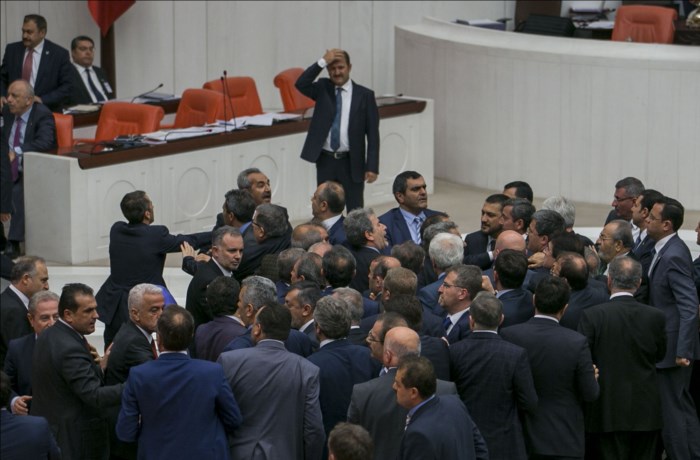 Küfürler havada uçuştu! Ak Partili ve HDP'li vekiller yumruk yumruğa kavga ettiler