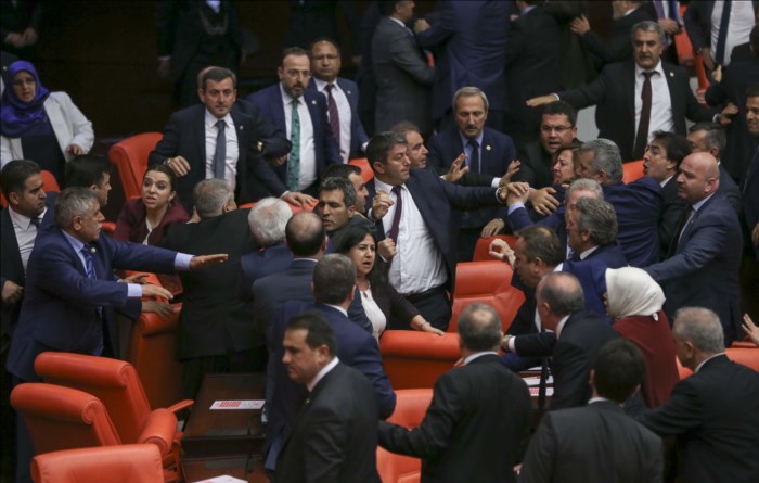 Küfürler havada uçuştu! Ak Partili ve HDP'li vekiller yumruk yumruğa kavga ettiler