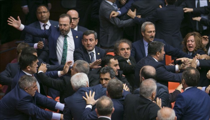 Küfürler havada uçuştu! Ak Partili ve HDP'li vekiller yumruk yumruğa kavga ettiler