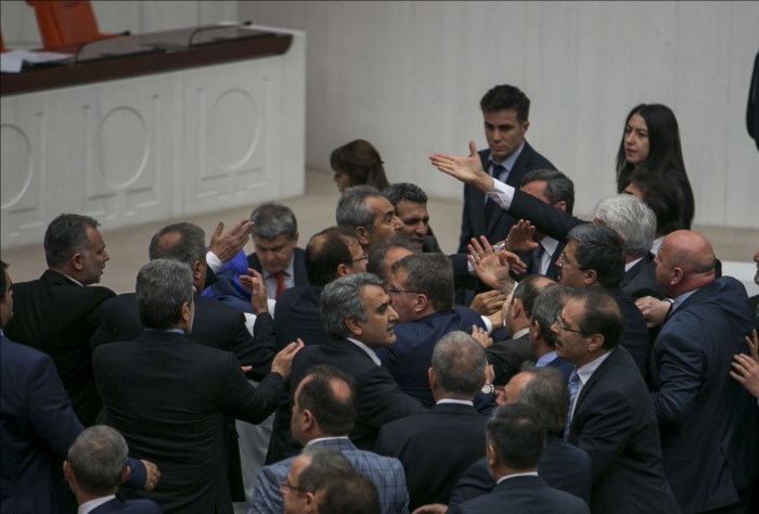Küfürler havada uçuştu! Ak Partili ve HDP'li vekiller yumruk yumruğa kavga ettiler