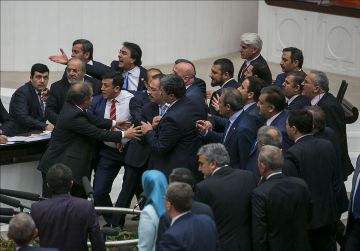 Küfürler havada uçuştu! Ak Partili ve HDP'li vekiller yumruk yumruğa kavga ettiler