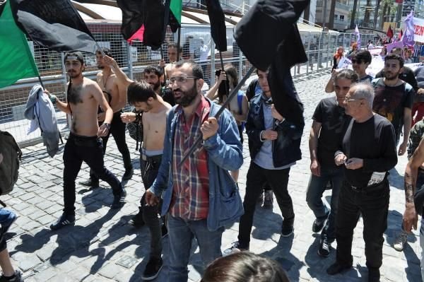 Arama noktasından çıplak geçtiler