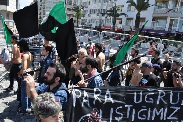 Arama noktasından çıplak geçtiler