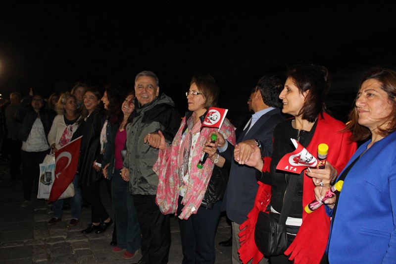 İzmir'de laiklik zinciri oluşturuldu