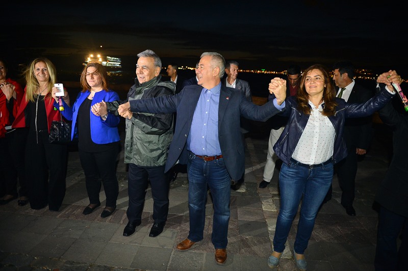 İzmir'de laiklik zinciri oluşturuldu