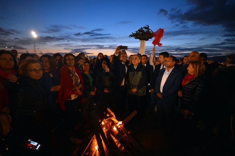 İzmir'de laiklik zinciri oluşturuldu