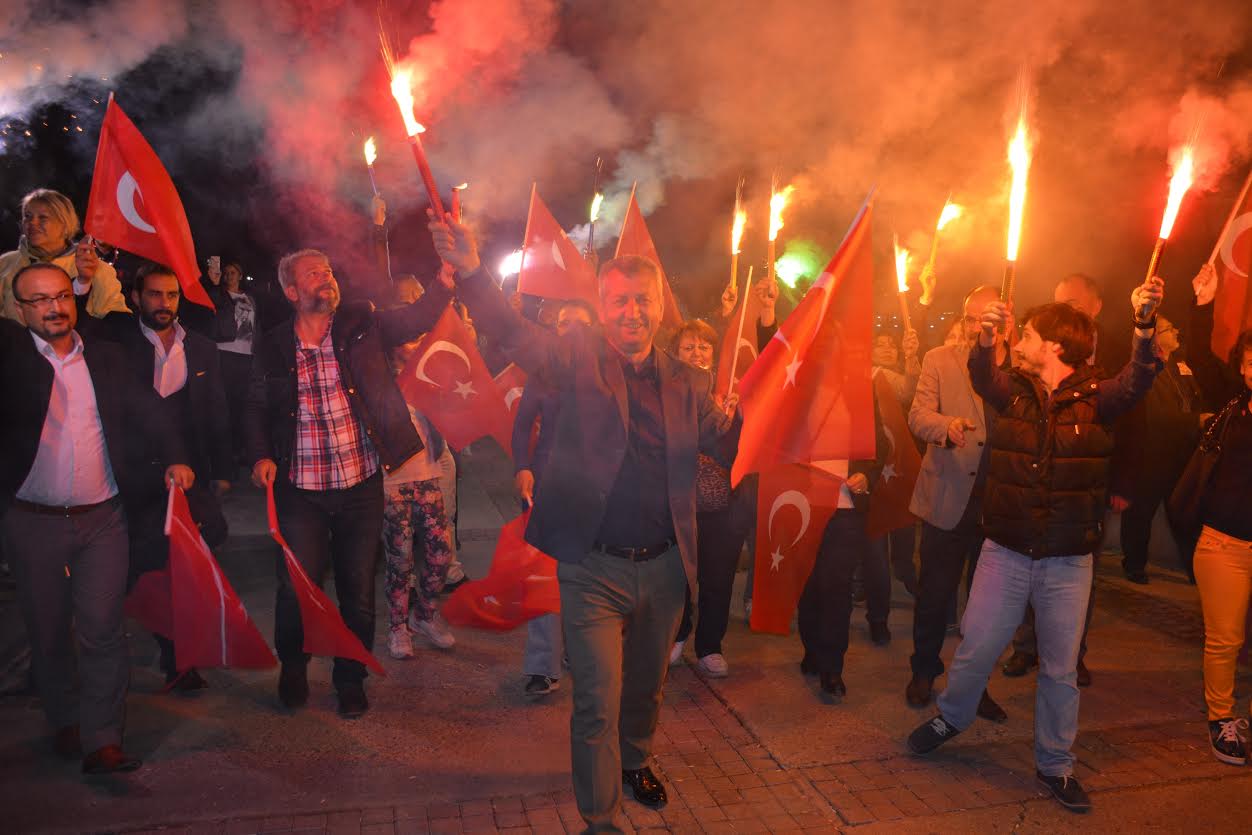 İzmir'de laiklik zinciri oluşturuldu