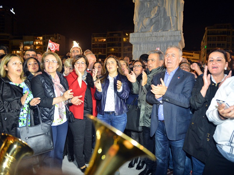 İzmir'de laiklik zinciri oluşturuldu