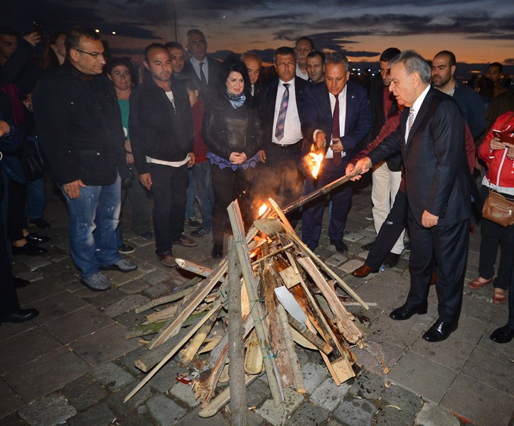 İzmir'de laiklik zinciri oluşturuldu