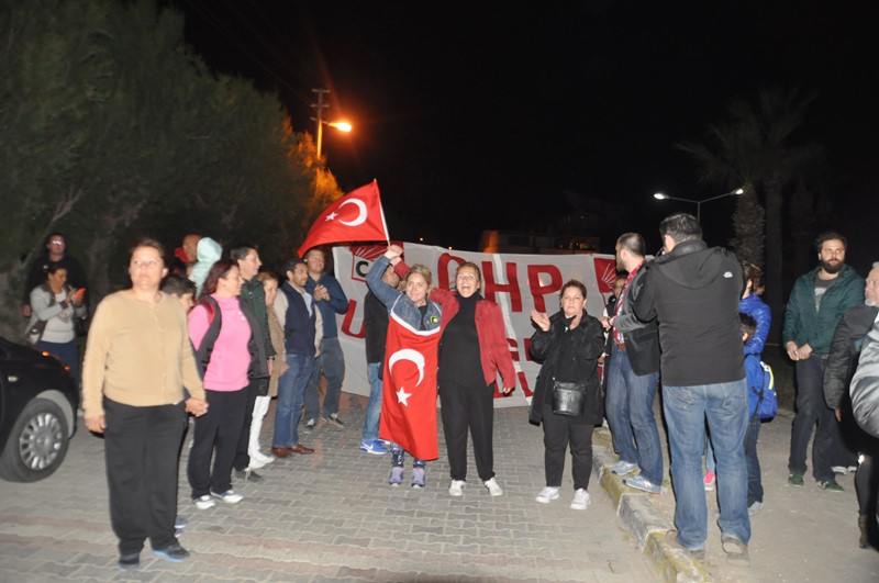 İzmir'de laiklik zinciri oluşturuldu