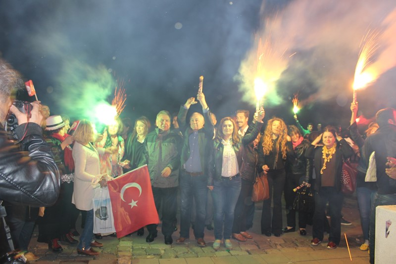 İzmir'de laiklik zinciri oluşturuldu