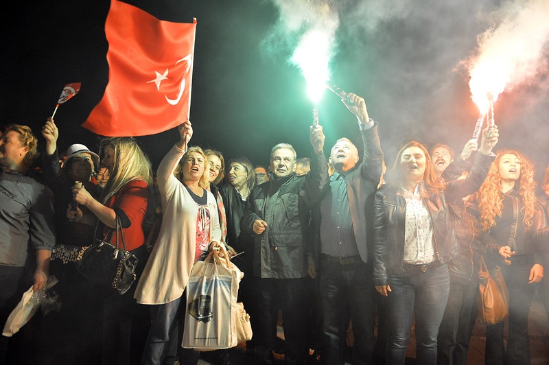 İzmir'de laiklik zinciri oluşturuldu