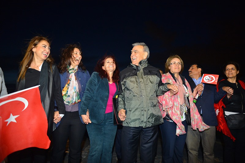 İzmir'de laiklik zinciri oluşturuldu