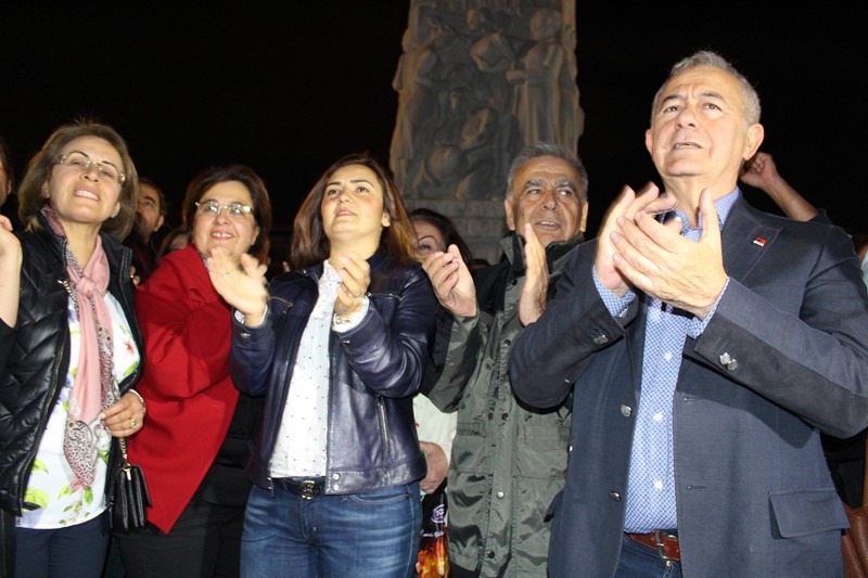 İzmir'de laiklik zinciri oluşturuldu