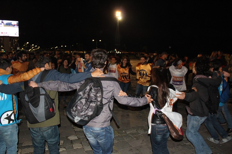 İzmir'de laiklik zinciri oluşturuldu