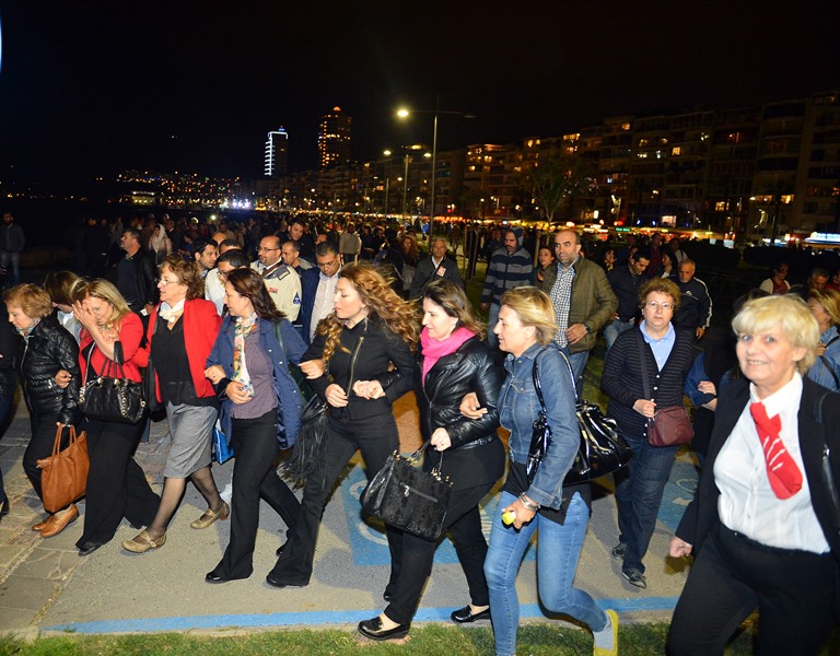 İzmir'de laiklik zinciri oluşturuldu