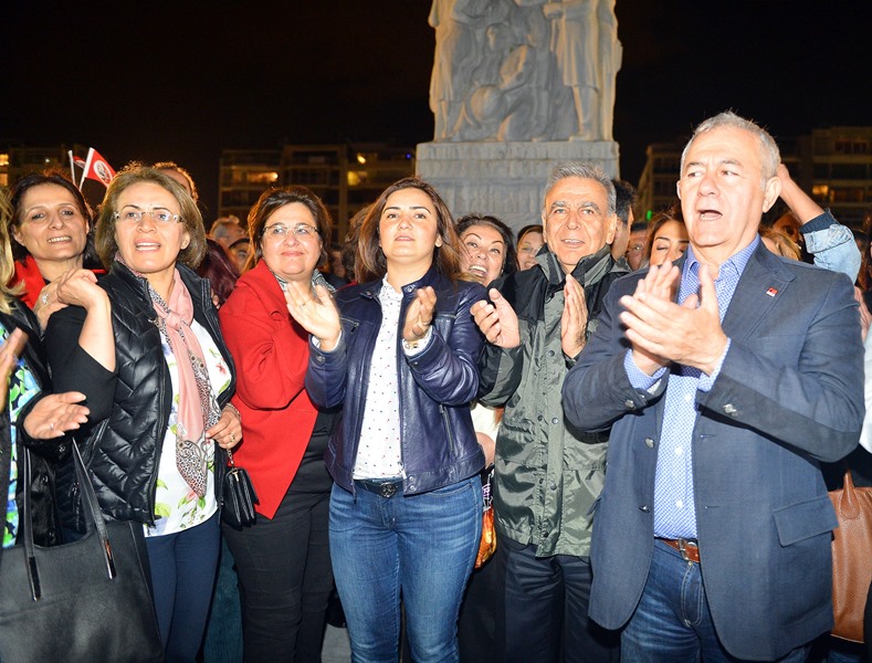 İzmir'de laiklik zinciri oluşturuldu