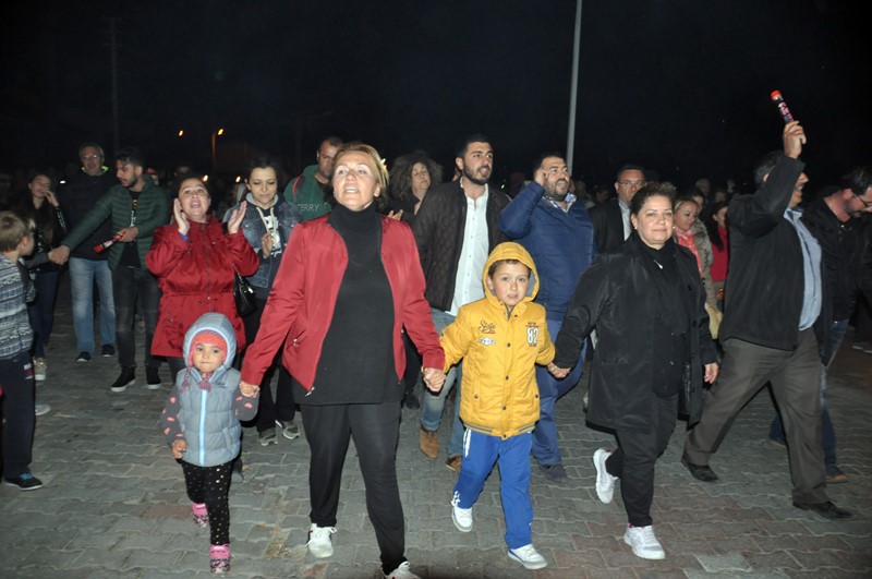 İzmir'de laiklik zinciri oluşturuldu