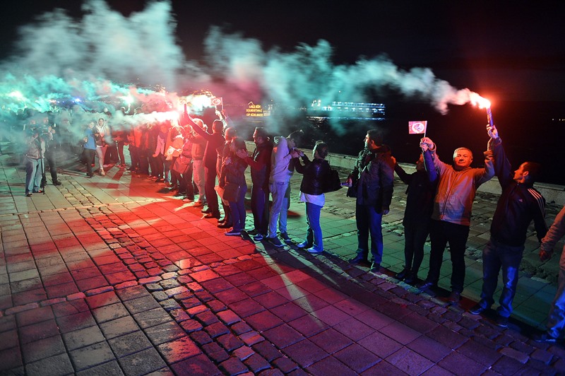 İzmir'de laiklik zinciri oluşturuldu