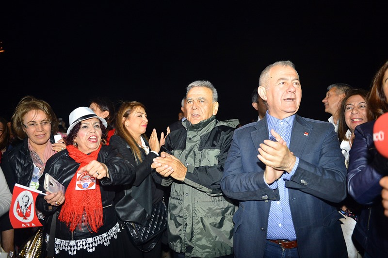 İzmir'de laiklik zinciri oluşturuldu