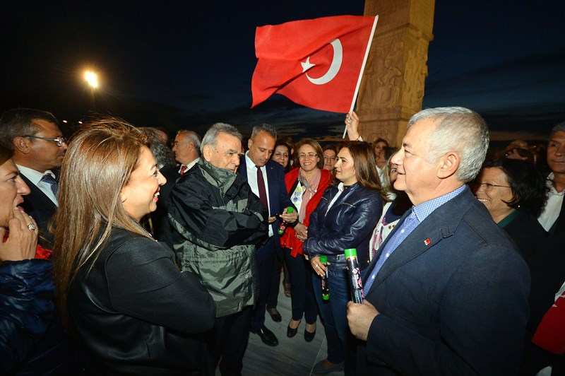 İzmir'de laiklik zinciri oluşturuldu