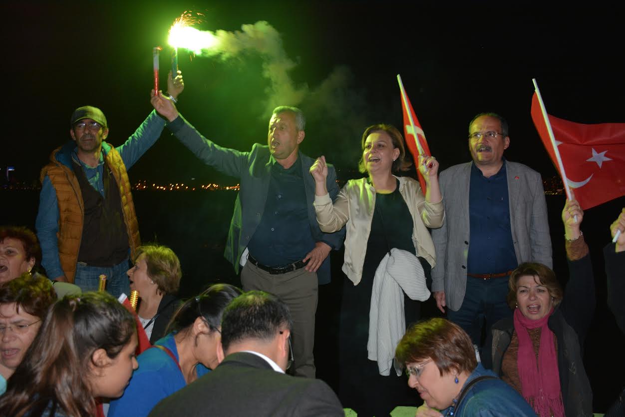 İzmir'de laiklik zinciri oluşturuldu