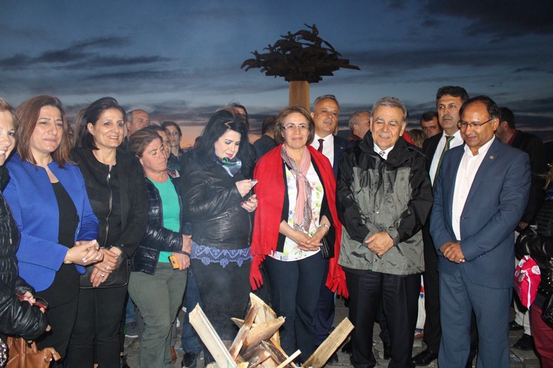 İzmir'de laiklik zinciri oluşturuldu