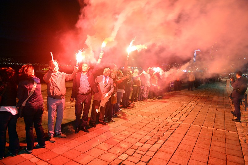 İzmir'de laiklik zinciri oluşturuldu