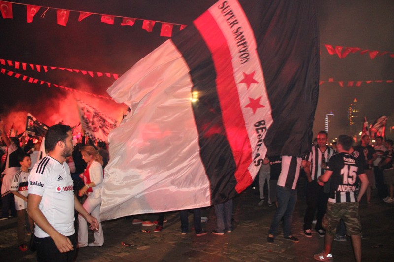 İzmir'de Beşiktaşlı taraftarların şampiyonluk çoşkusu!