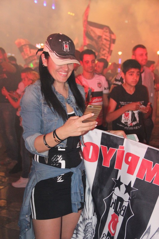 İzmir'de Beşiktaşlı taraftarların şampiyonluk çoşkusu!