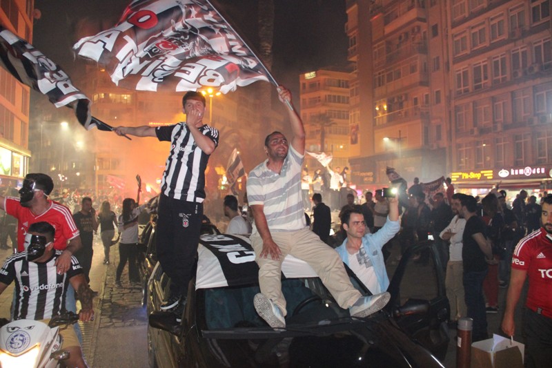 İzmir'de Beşiktaşlı taraftarların şampiyonluk çoşkusu!