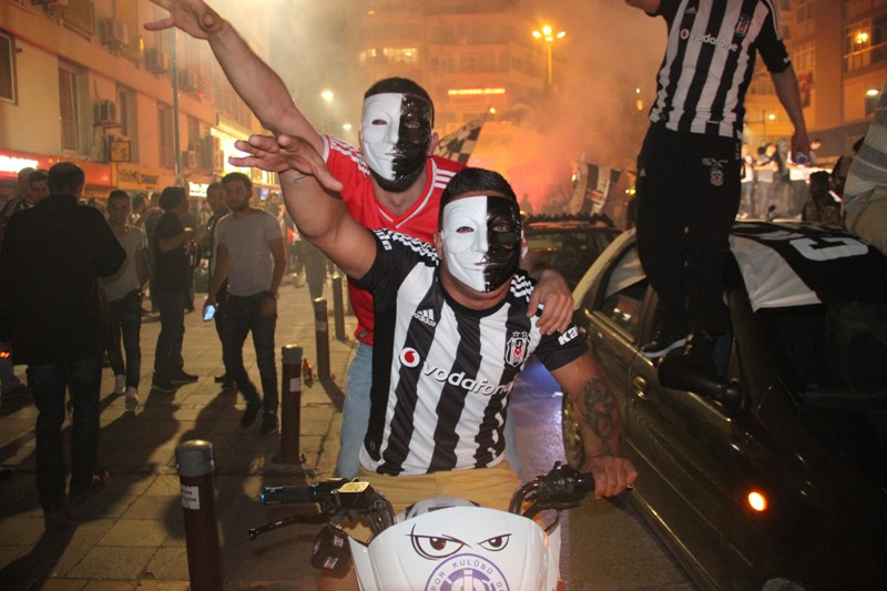 İzmir'de Beşiktaşlı taraftarların şampiyonluk çoşkusu!