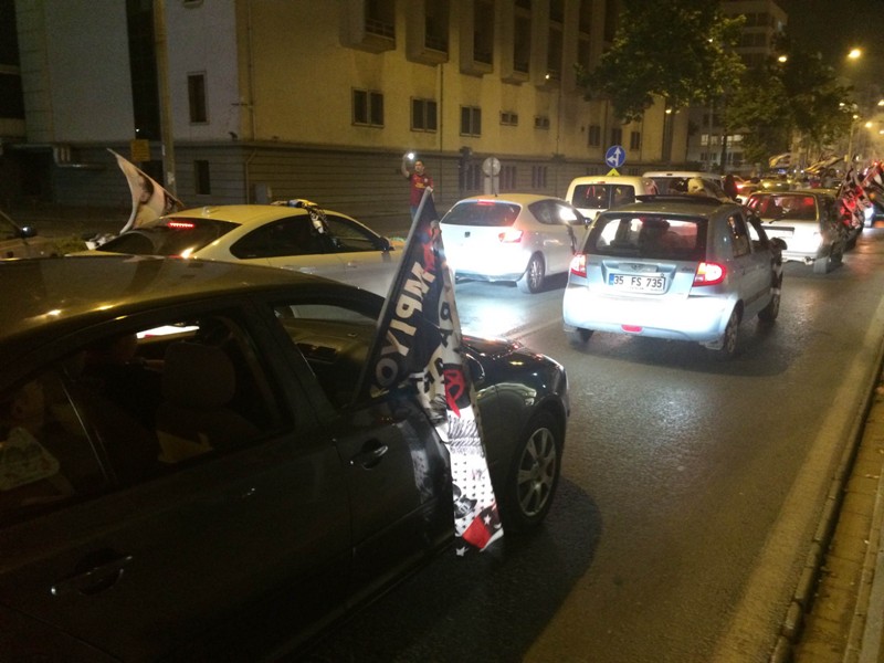 İzmir'de Beşiktaşlı taraftarların şampiyonluk çoşkusu!