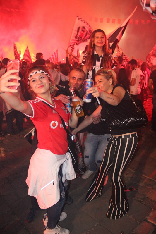 İzmir'de Beşiktaşlı taraftarların şampiyonluk çoşkusu!