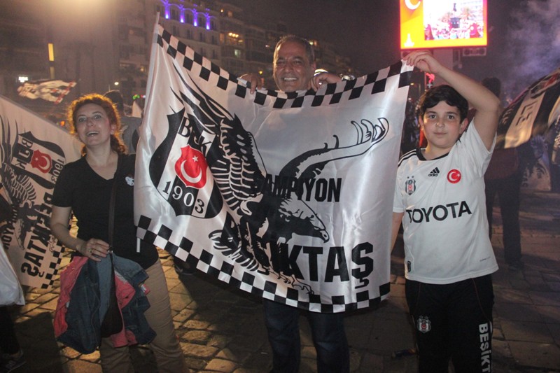 İzmir'de Beşiktaşlı taraftarların şampiyonluk çoşkusu!