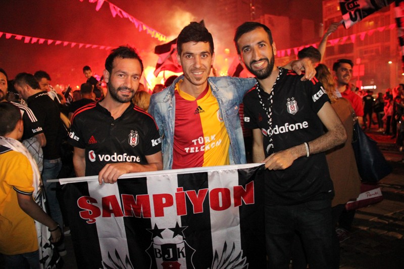 İzmir'de Beşiktaşlı taraftarların şampiyonluk çoşkusu!