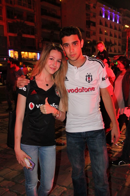 İzmir'de Beşiktaşlı taraftarların şampiyonluk çoşkusu!
