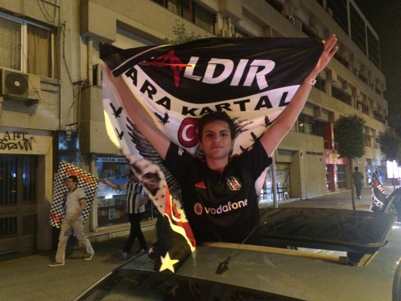 İzmir'de Beşiktaşlı taraftarların şampiyonluk çoşkusu!