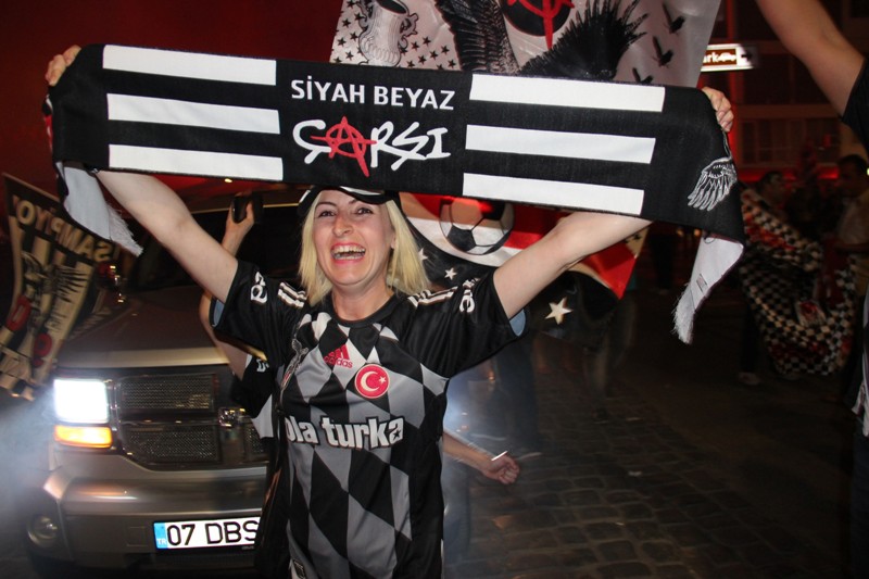 İzmir'de Beşiktaşlı taraftarların şampiyonluk çoşkusu!