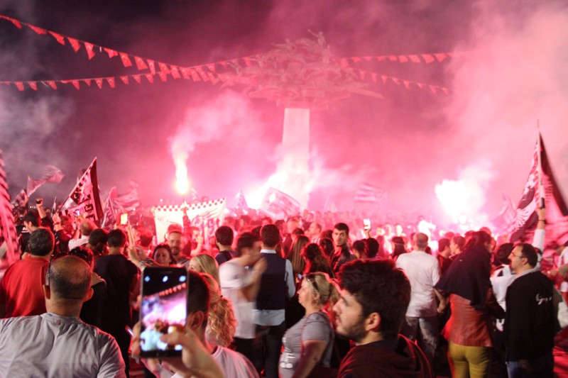 İzmir'de Beşiktaşlı taraftarların şampiyonluk çoşkusu!
