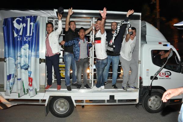 Ege'de Beşiktaşlı taraftarların şampiyonluk coşkusu