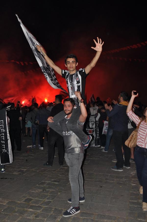 İzmir'de Beşiktaşlı taraftarların şampiyonluk çoşkusu!