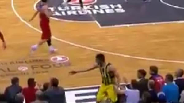 Aziz Yıldırım çıldırdı, sahaya girdi! İşte o kişinin kimliği...