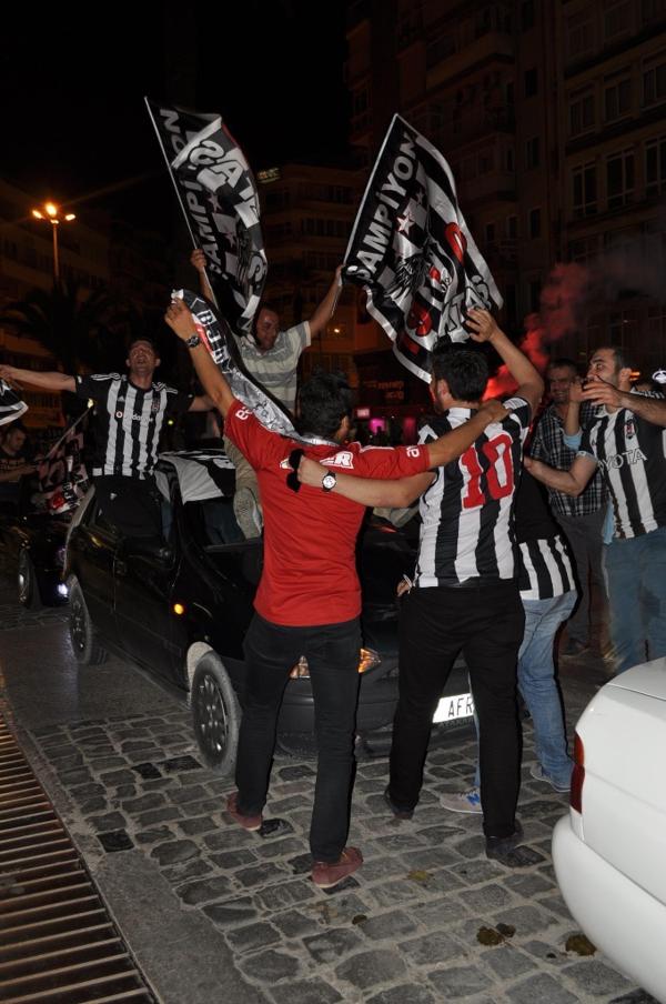 İzmir'de Beşiktaşlı taraftarların şampiyonluk çoşkusu!