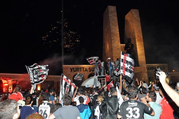 Ege'de Beşiktaşlı taraftarların şampiyonluk coşkusu