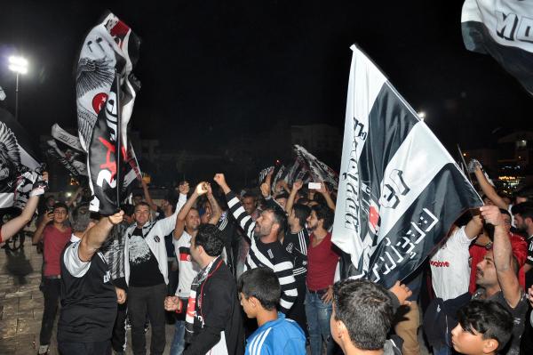 Ege'de Beşiktaşlı taraftarların şampiyonluk coşkusu