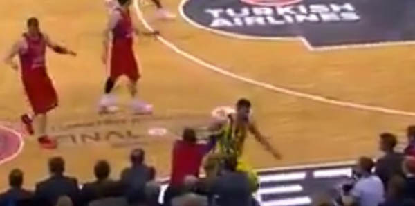 Aziz Yıldırım çıldırdı, sahaya girdi! İşte o kişinin kimliği...