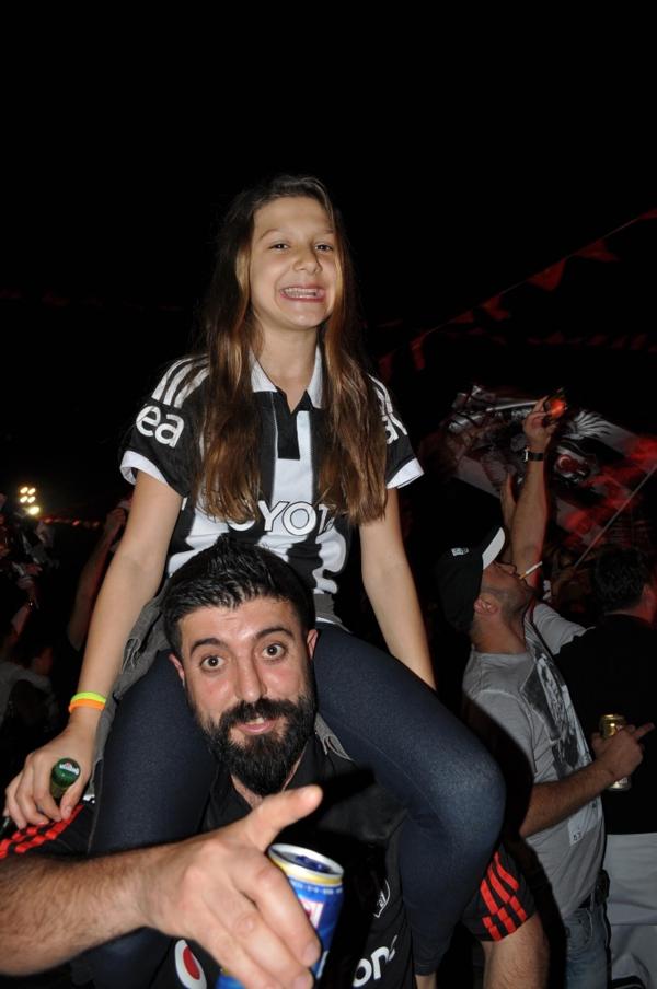 İzmir'de Beşiktaşlı taraftarların şampiyonluk çoşkusu!